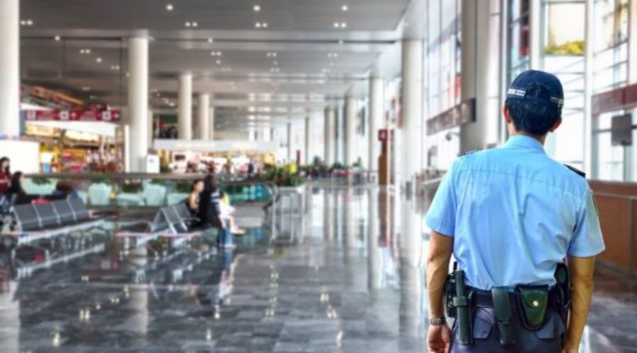 bảo vệ cửa hàng tiện lợi